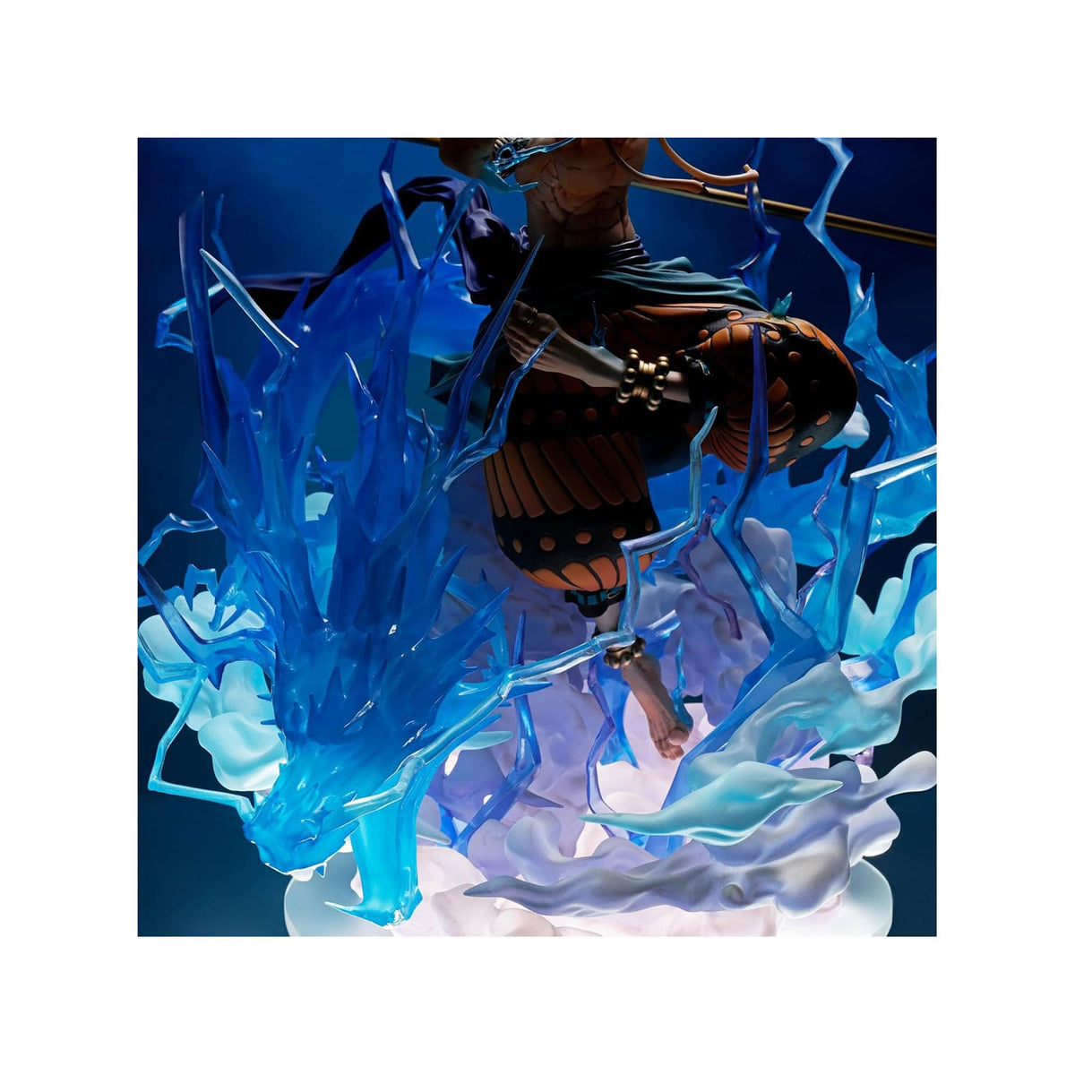 Die Statue von Enel aus One Piece und seinem Donnerdrachen von Bandai Spirits.
