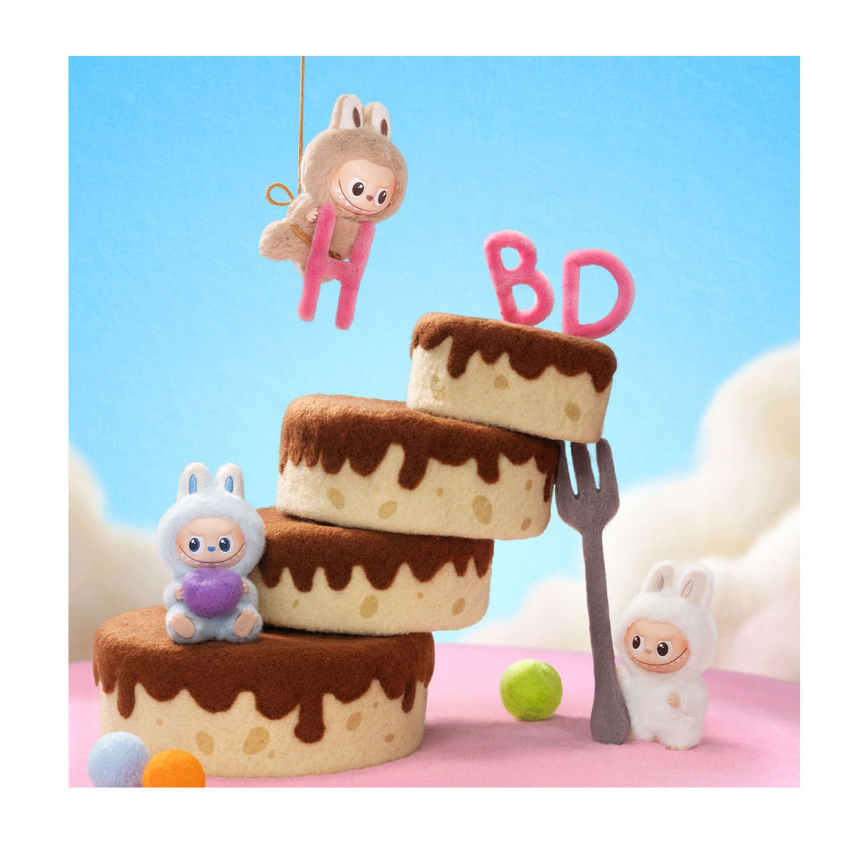 Die neuen The Monsters: Pin for Love von POP MART mit den neuen Labubus: AB, L und G, verspielt auf einer Torte.