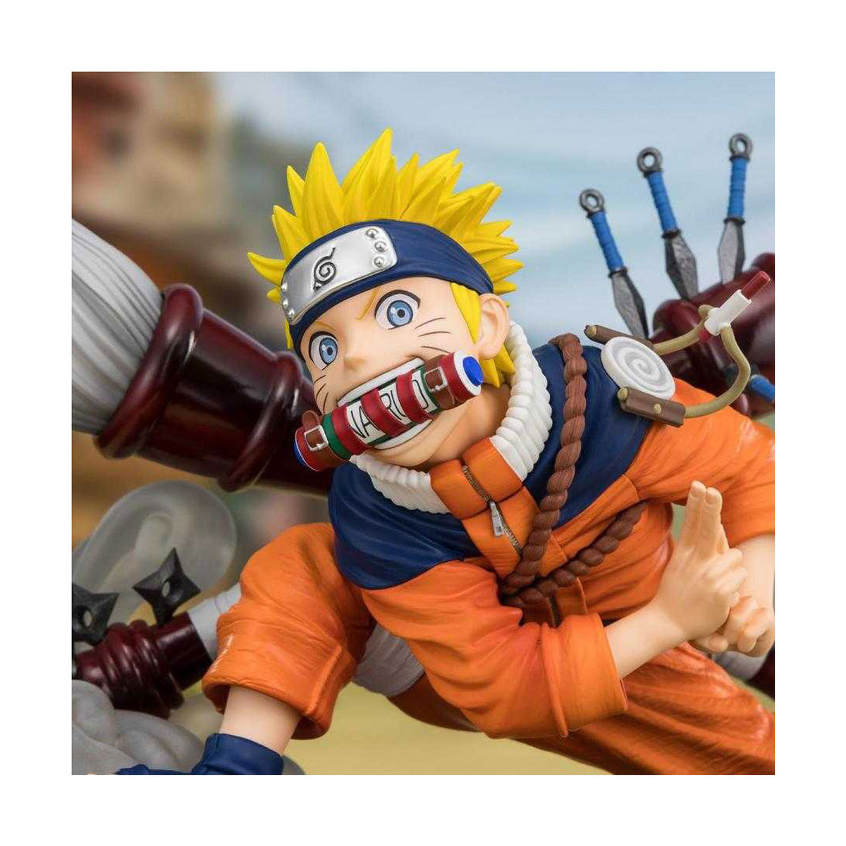 Die Naruto Uzumaki Figur von FiguartsZero aus dem Hause Bandai, mit Schriftrolle im Mund und Jutsu Handzeichen posierend