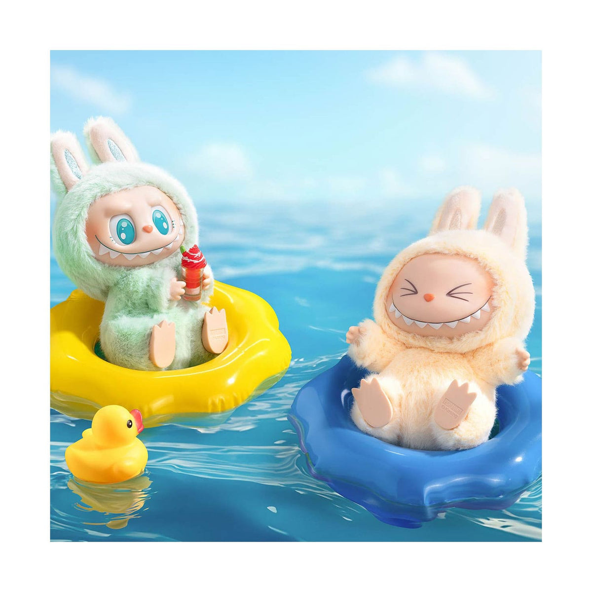 POP MART: Have a Seat the Monsters Vinyl Face Labubu mit QUQU und Sisi.