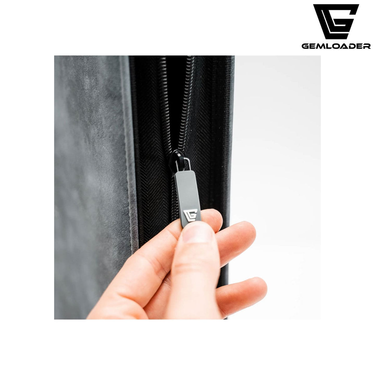 Der Premium-3-X4-toploader-fit-collectors-binder-216-pockets-3X3 von außen mit Platz für 216 Karten und Reißverschluss.