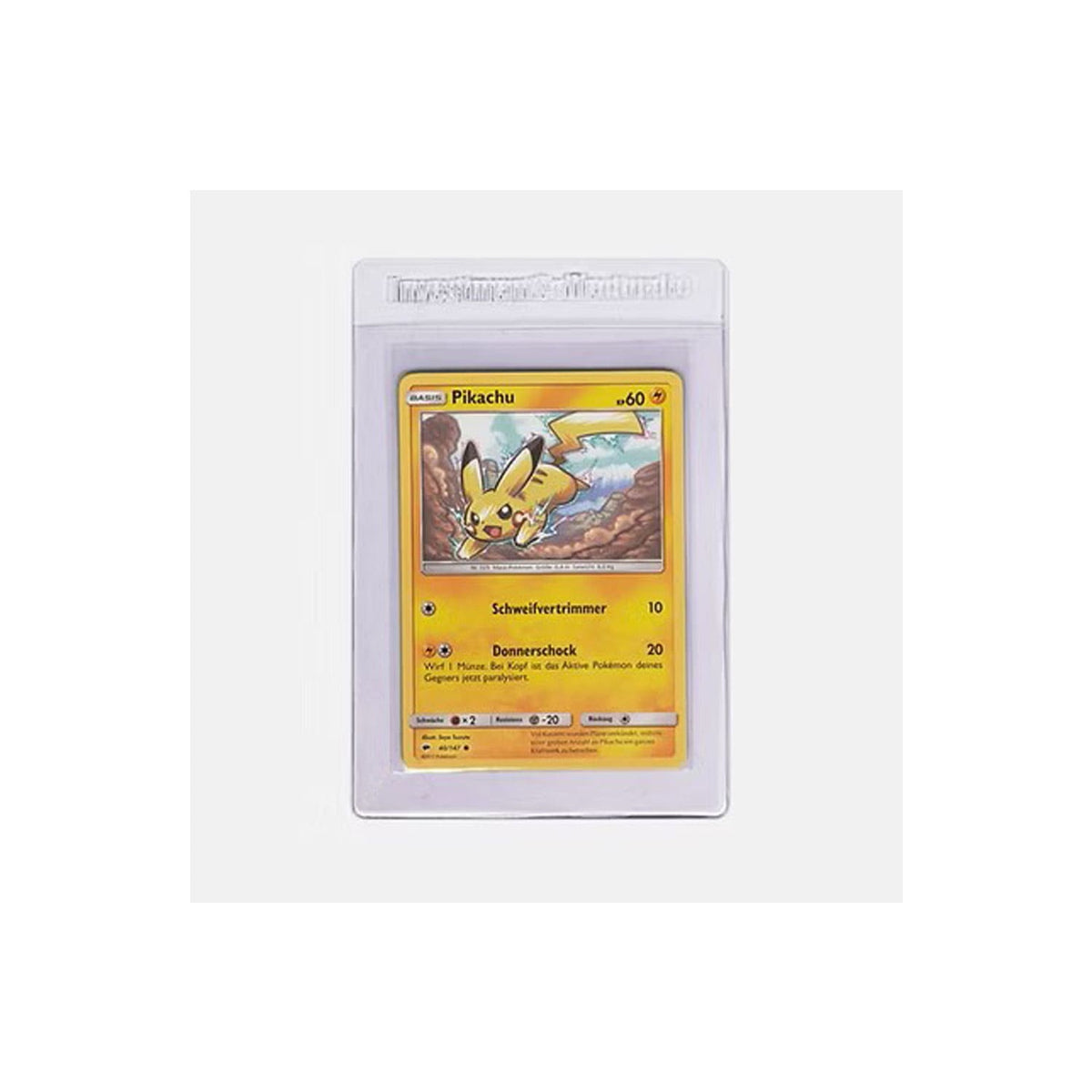 Die Premium Card Saver von InvestmentCollector Pikachu gesleeved in der Hülle für jedes TCG.